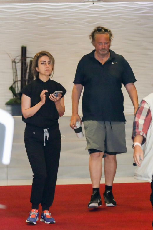 Policja i członkowie rodziny w domu Matthew Perry'ego w Pacific Palisades po tragicznej gwiazdy „Przyjaciół”