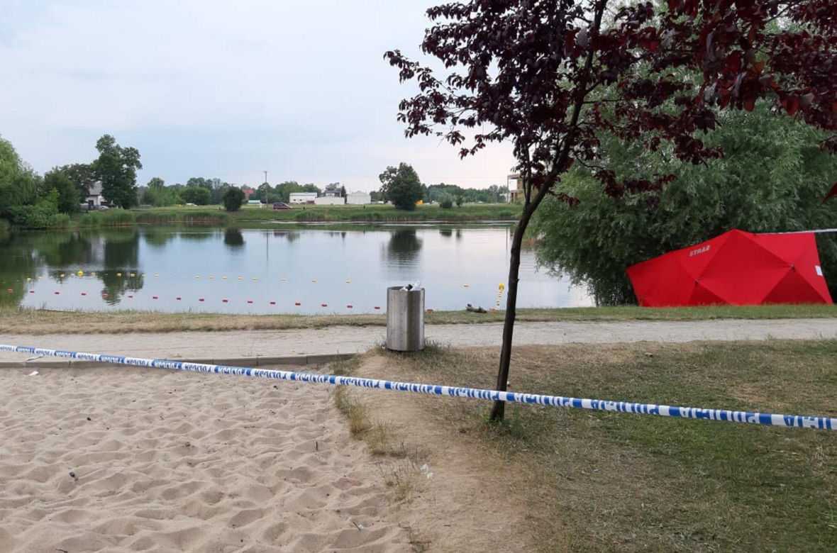 Służby wyłowiły ze stawów Hosera martwego mężczyznę 