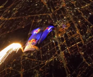 Ludzie-perseidy z Red Bull Skydive Team przelecieli nad Warszawą