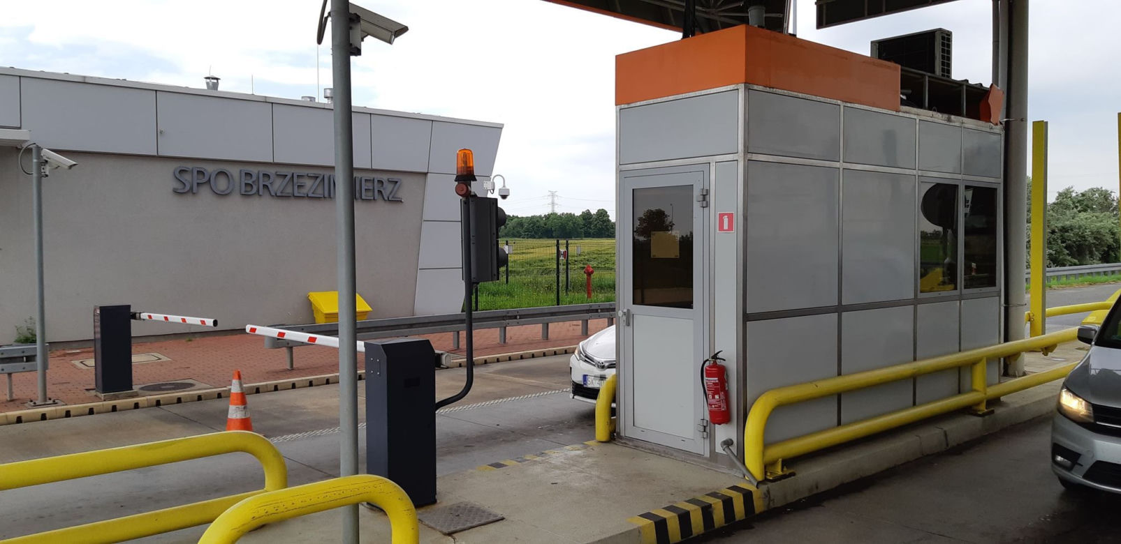 Za szeroki i za długi transport uszkodził punkt poboru opłat na A4