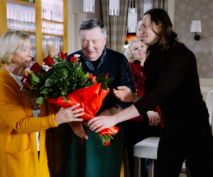 Na Wspólnej odc. 3257. Beata (Katarzyna Ptasińska), Emil (Piotr Ligienza), Włodek Zięba (Mieczysław Hryniewicz), Maria Zięba (Bożena Dykiel)