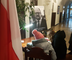 Torunianie pamiętają o Pawle Adamowiczu. Masowo wpisują się do księgi kondolencyjnej
