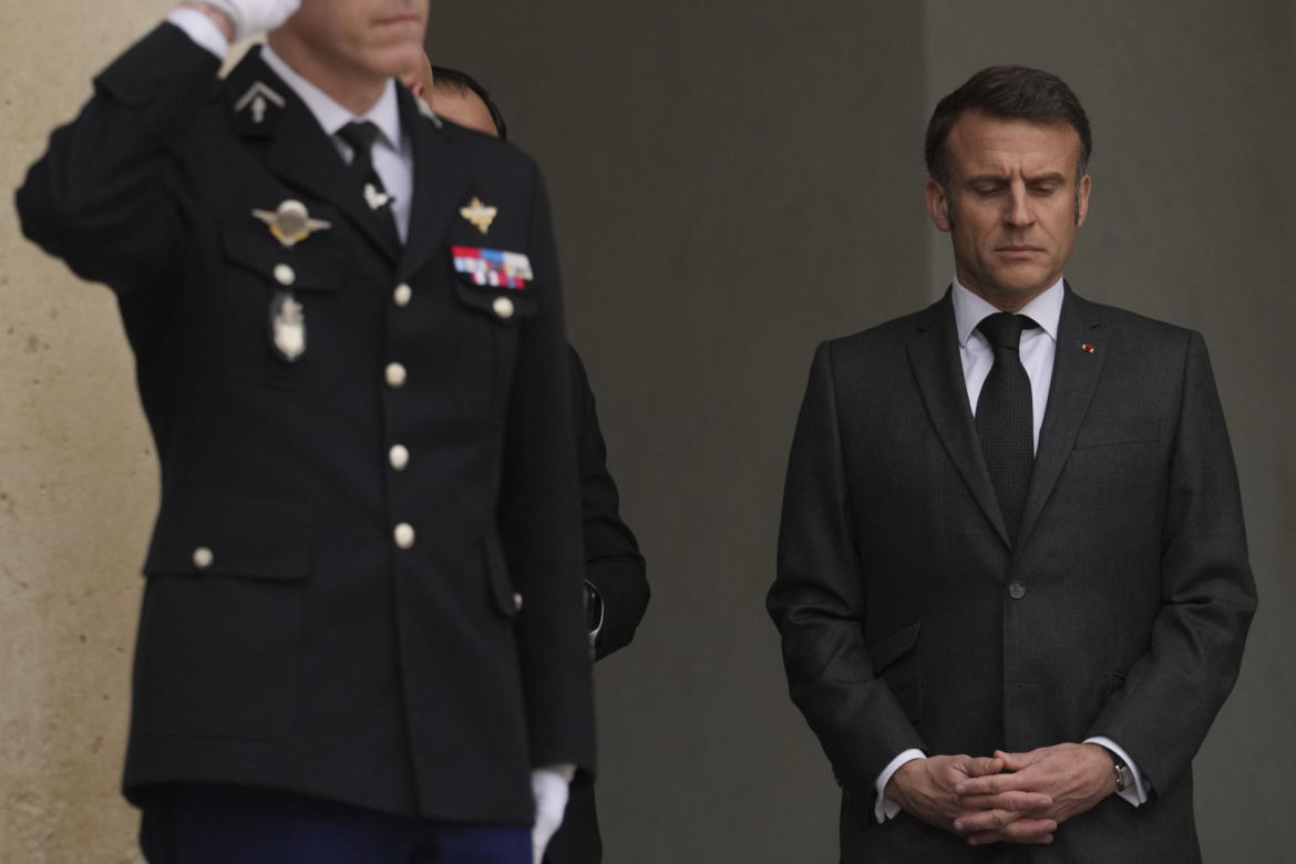 Prawda o Macronie ujawniona! Nie zgadniesz, co kupuje hurtowo perfumy i zlewa się nimi w hurtowych ilościach