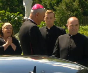 Ranczo 8 sezon. Michałowa (Marta Lipińska), proboszcz (Cezary Żak), ksiądz Maciej (Mateusz Rusin), biskup Sądecki (Wiktor Zborowski)
