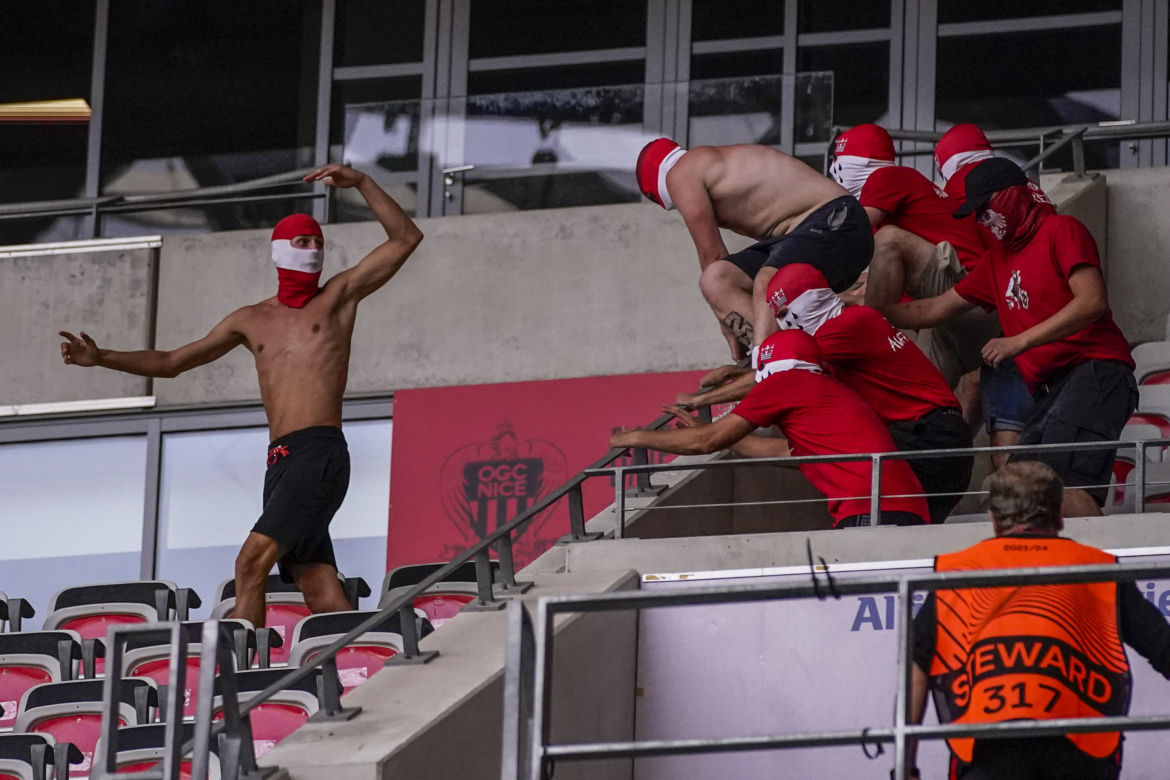 Zadyma na meczu OCG Nice - FC Koln 