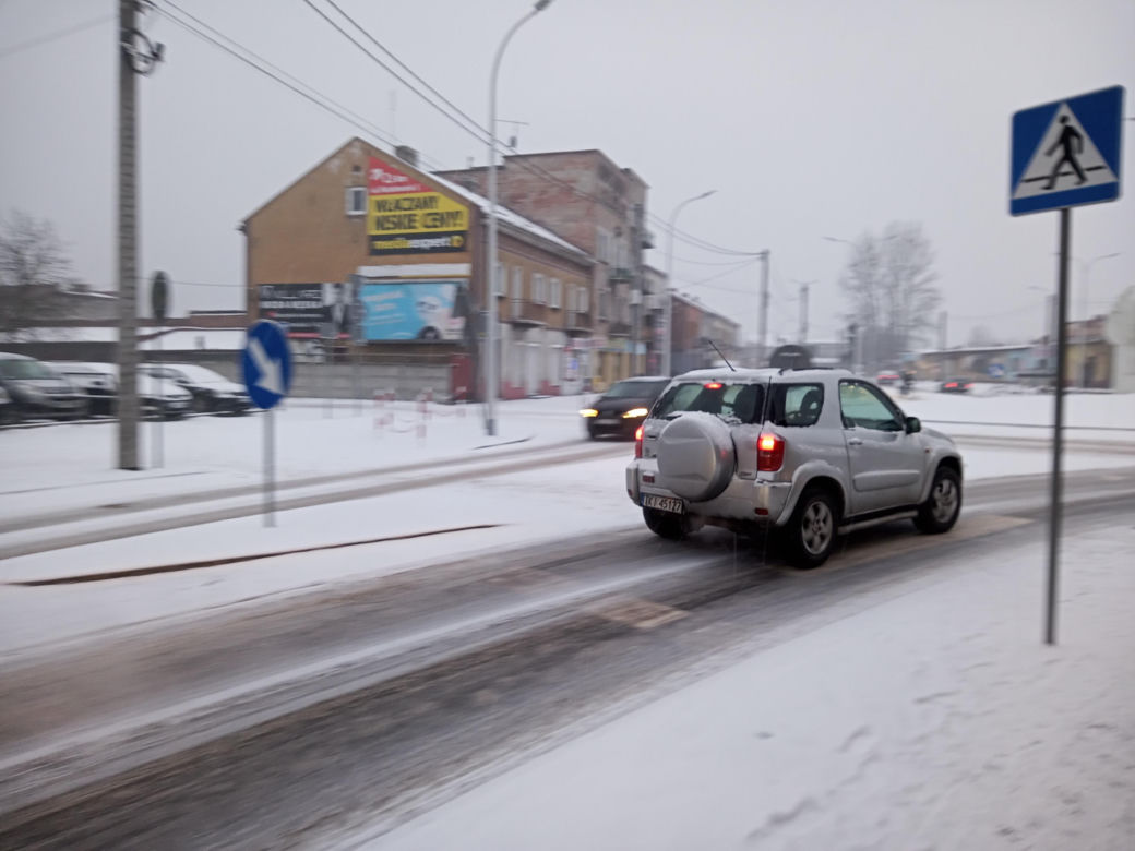 Zima w Świętokrzyskiem. Skarżysko-Kamienna w białym puchu. Zobacz zdjęcia