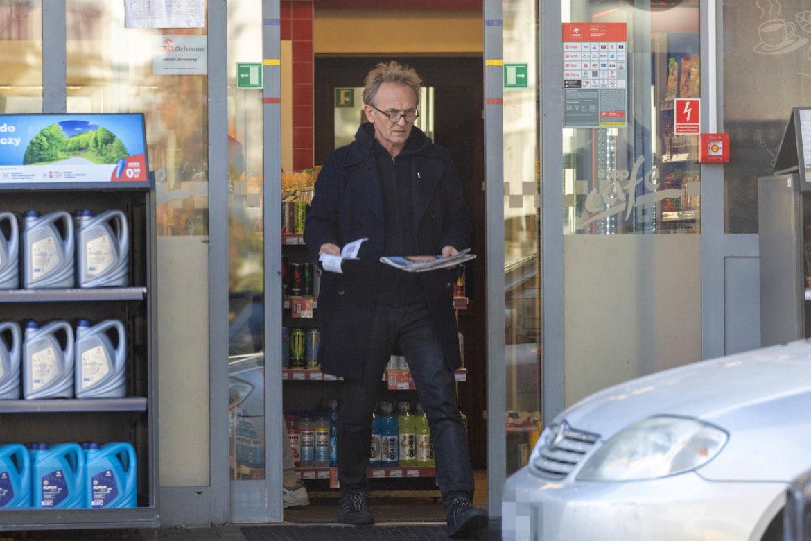 Andrzej Chyra obcine paznokcie na stacji