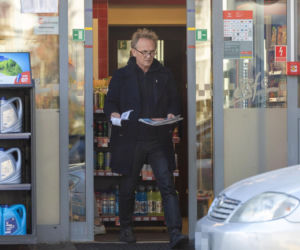 Andrzej Chyra obcine paznokcie na stacji