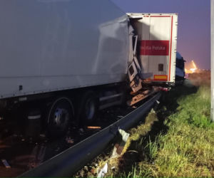 Groźny wypadek na A1. Kierowca ciężarówki wjechał w iveco Poczty Polskiej