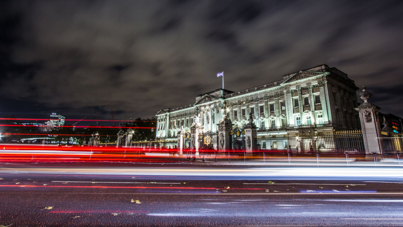 Pałac Buckingham podpalony! Płomienie w rezydencji rodziny królewskiej