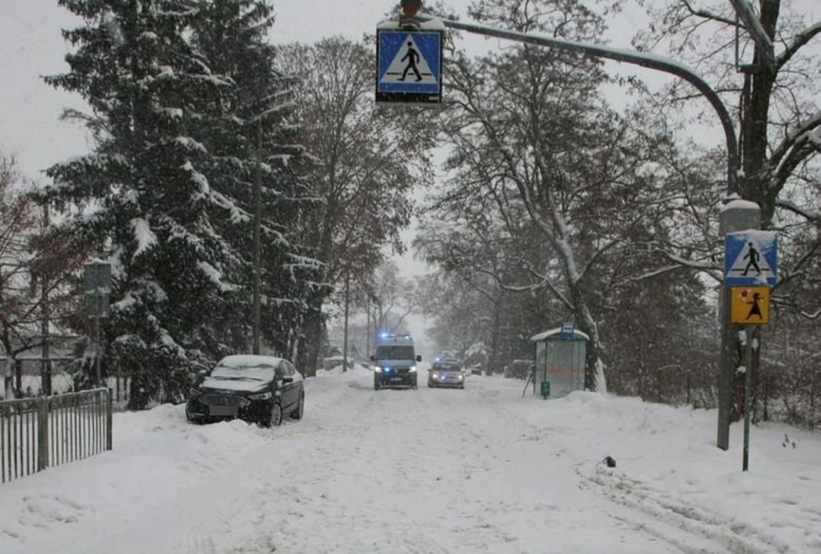 Koszmar w Żabiej Woli! 14-letnią Agatkę potrącił dostawczak. Chwilę po tym przejechał po niej ford 