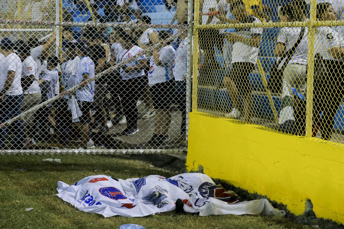 Salvador. Co najmniej 9 osób stratowanych na śmierć po wybuchu paniki na stadionie w San Salvador