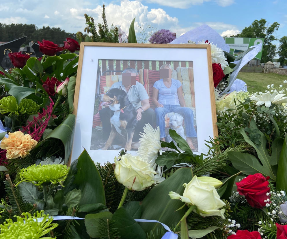 Krzyż utonął w kwiatach. Pogrzeb Tadeusza Łapińskiego i Małgorzaty Michalewicz [ZDJĘCIA, WIDEO]