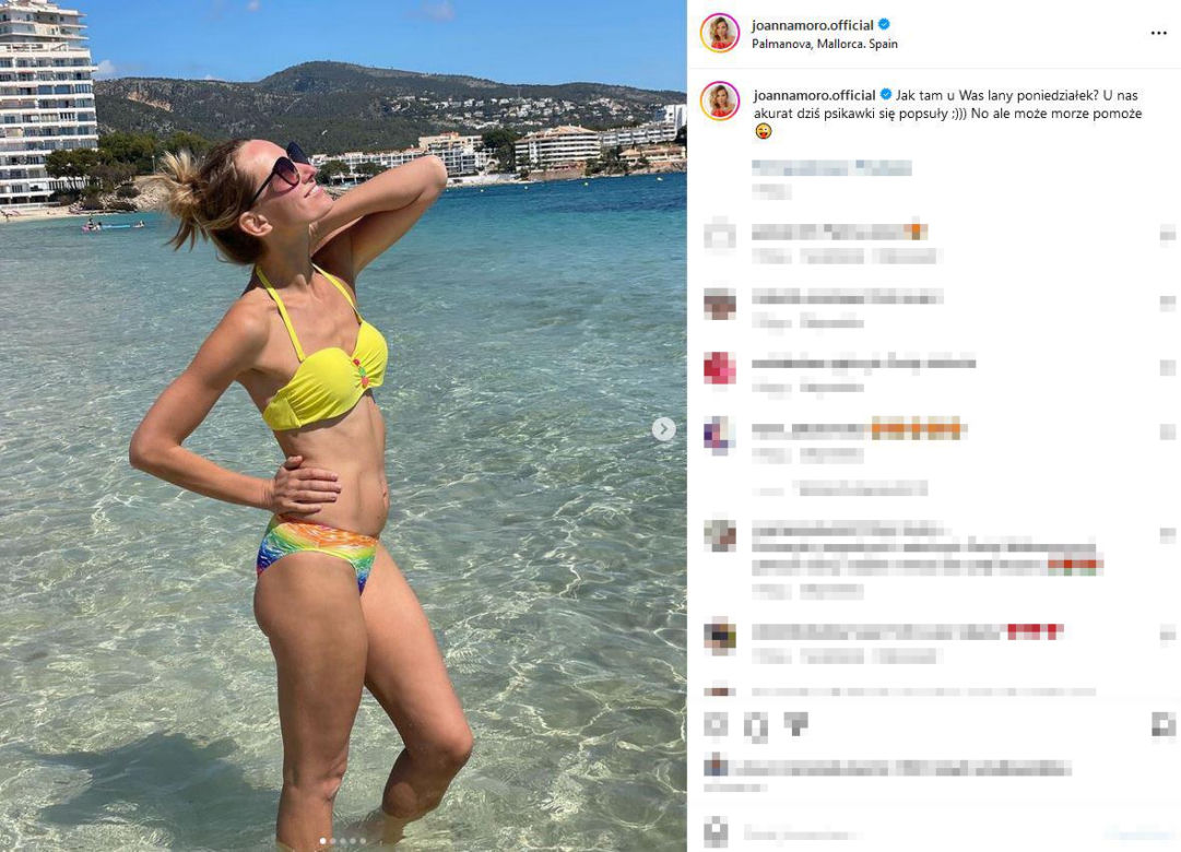 Joanna Moro kuca w lesie