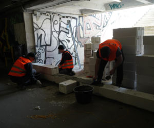 Służby murują niebezpieczne przejście podziemne na ul. Targowej na Pradze