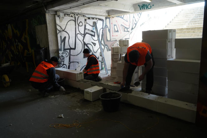 Służby murują niebezpieczne przejście podziemne na ul. Targowej na Pradze