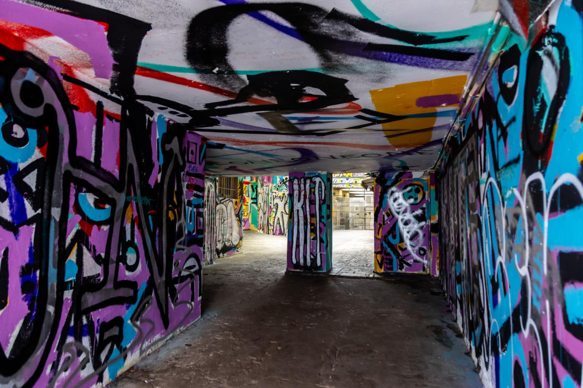 Pasaż Italia - zobacz, jak dziś wygląda zaniedbany zabytek. Nowe graffiti już przykryto kolejnym