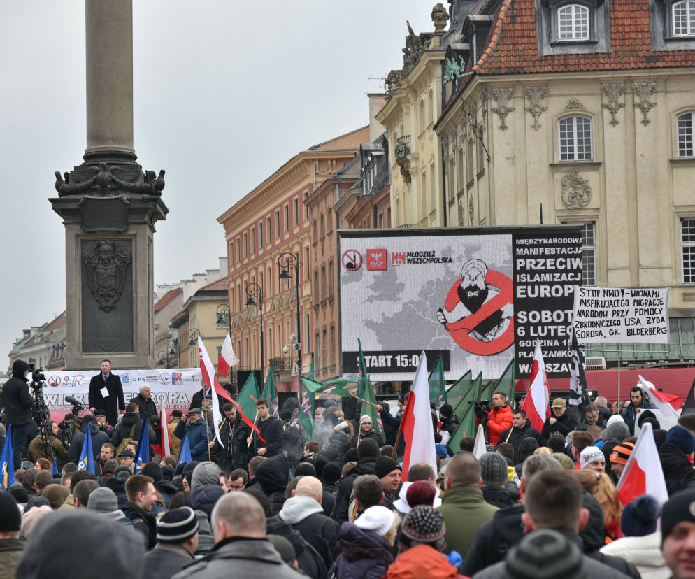 Manifestacja na placu Zamkowym w Warszawie