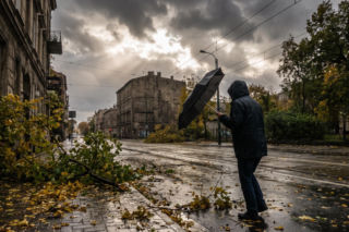 Burze i silny wiatr na początku tygodnia. Ile potrwa ochłodzenie?