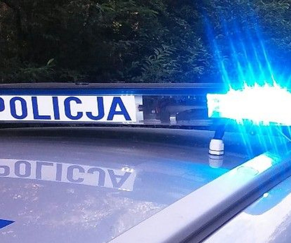 Groźny wypadek w Mniszku! Samochód z pięcioma osobami wypadł z trasy i dachował!