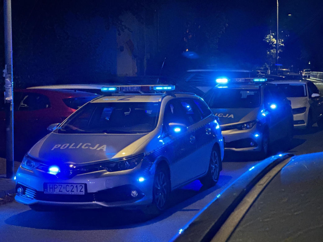 Warszawa. Zaatakował policjantów maczetą, padły strzały. Trzy osoby ranne na Mokotowie