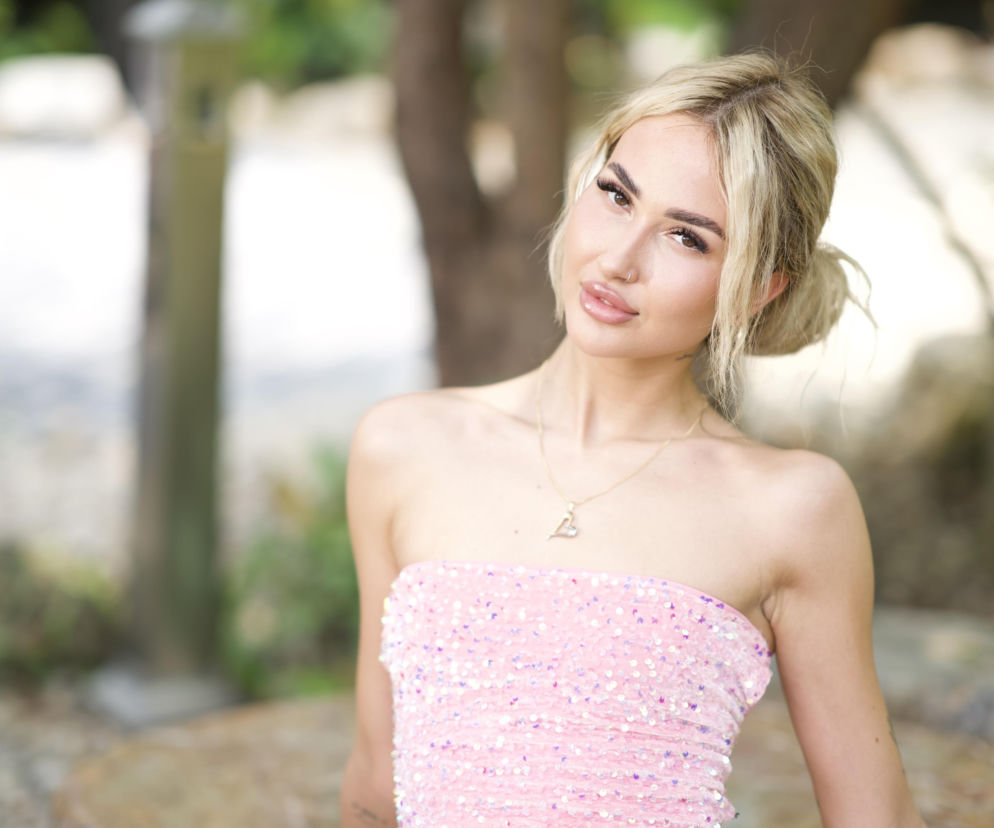 Blondynka w różowej sukience z cekinami. O kulisach relacji Wiktorii i Filipa w Hotel Paradise przeczytasz na Eska.