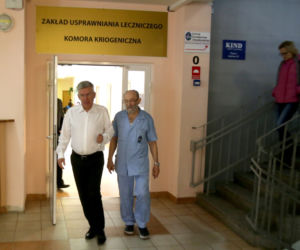 MARSZAŁEK SENATU STANISŁAW KARCZEWSKI ODBYWA REHABILITACJE KRĘGOSŁUPA