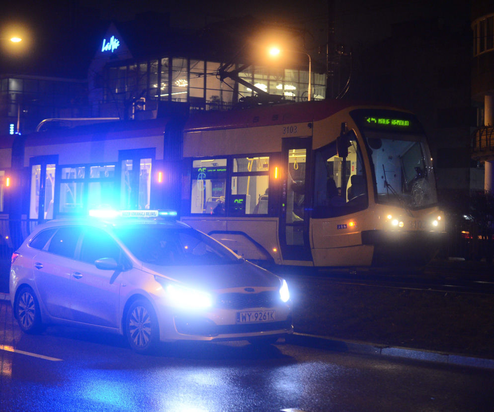 Makabra w tramwaju na Bródnie. Zwłoki spadły z siedzenia. Mężczyzna był martwy od kilku godzin?