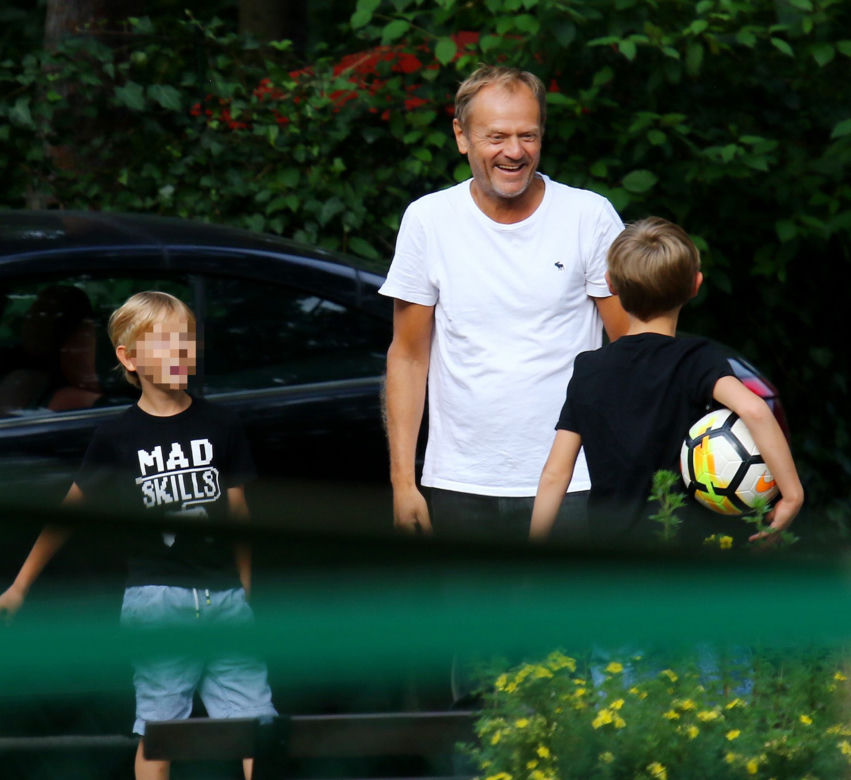 Donald Tusk. Z wnukiem harata w gałę.