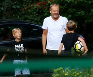 Donald Tusk. Z wnukiem harata w gałę.