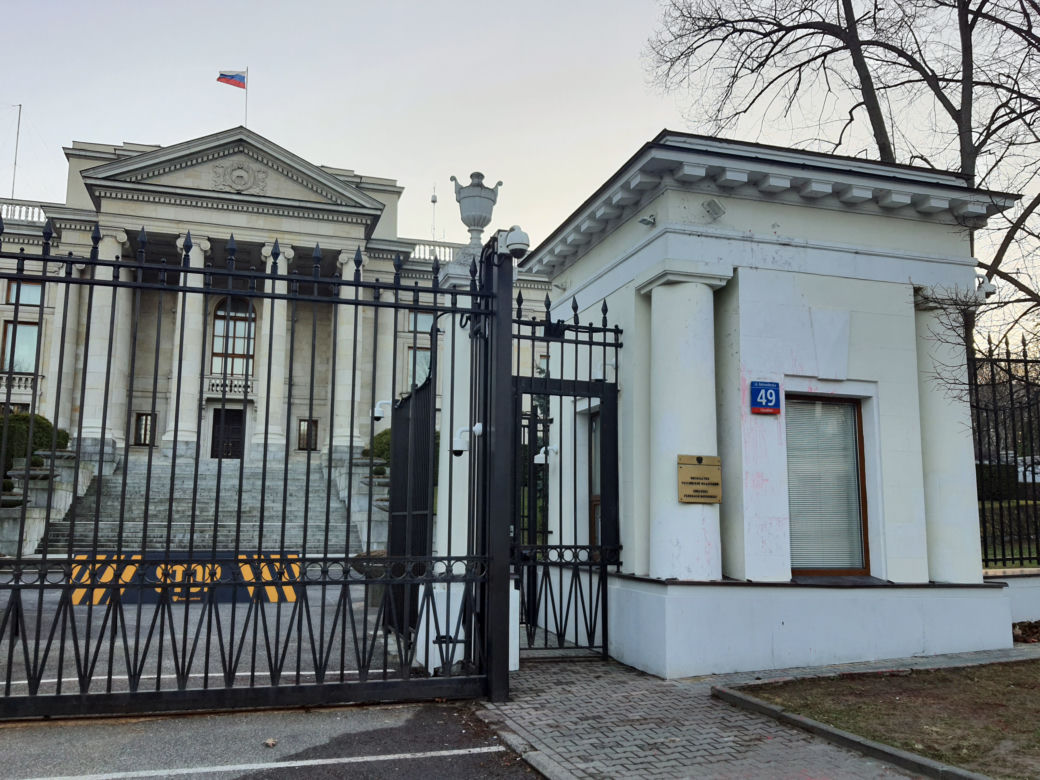 Rosyjska ambasada oblana czerwoną farbą. Zniszczono również flagę Rosji