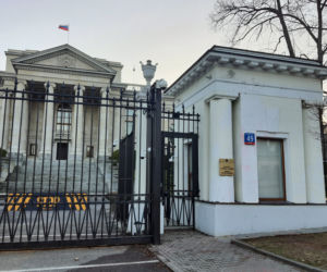 Rosyjska ambasada oblana czerwoną farbą. Zniszczono również flagę Rosji