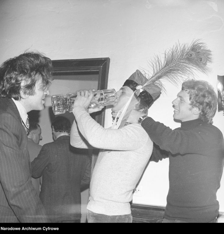 QUIZ PRL: Wódka walutą, bimbrownictwo oporem. Fenomen kultury picia w PRL-u