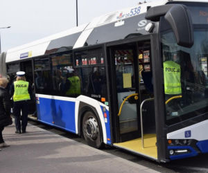Krakowska policja kontroluje komunikację miejską, parki i skwery