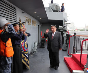 Kim Dzong Un grozi nagłym uderzeniem i unicestwieniem wrogów. Pokazał wyrzutnie rakietowe