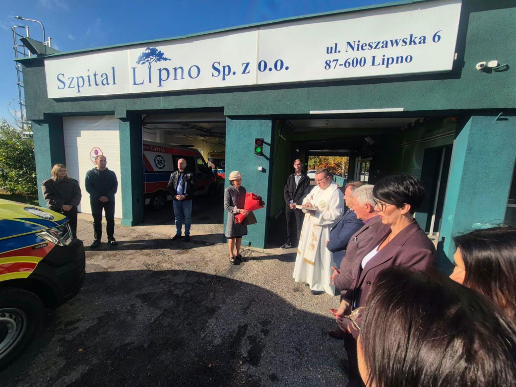 Podarowała szpitalowi wypasioną karetkę. W podziękowaniu otrzymała siedem herbacianych róż