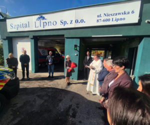 Podarowała szpitalowi wypasioną karetkę. W podziękowaniu otrzymała siedem herbacianych róż