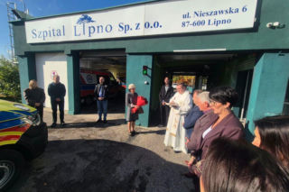 Podarowała szpitalowi wypasioną karetkę. W podziękowaniu otrzymała siedem herbacianych róż