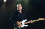 Sting na scenie w czasie koncertu