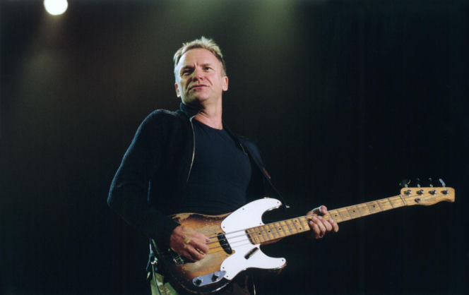 Sting na scenie w czasie koncertu