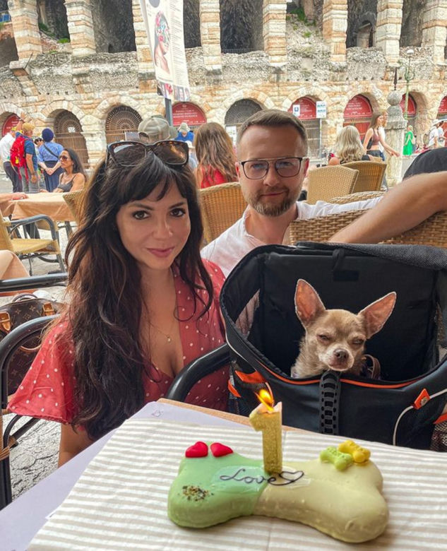  Poseł zrobił suczce "pierwsze adopciny". Świętował z żoną i Lilką we Włoszech