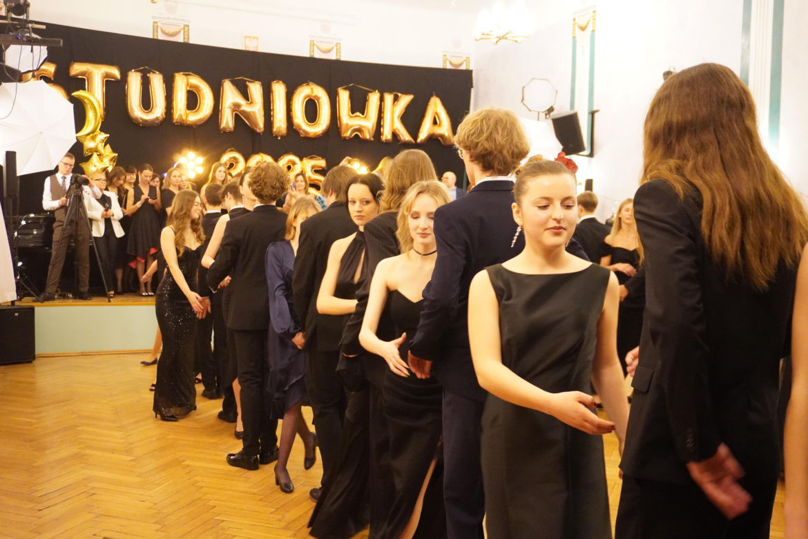 Polonez na Studniówce 2025 w II LO w Poznaniu
