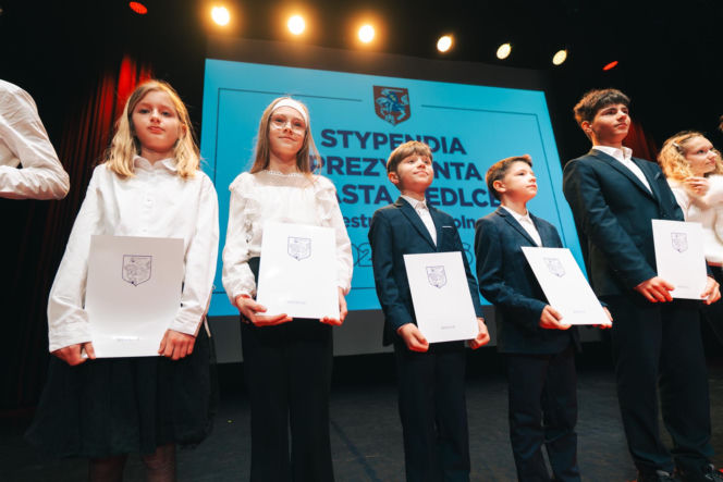 Najzdolniejsi uczniowie odebrali stypendia Prezydenta Miasta Siedlce