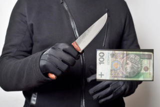 Poznań: Wbijał nóż ze wściekłością w konkubinę, a ciało zawinął w koc! Zabójstwo za 100 złotych!