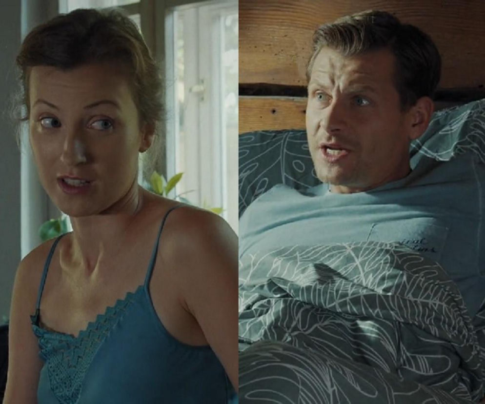 Aktorka Dominika Suchecka jako Natalka w niebieskiej bluzce na ramiączkach i aktor Patryk Szwichtenberg jako Adam Karski w niebieskim T-shircie, oboje z otwartymi ustami, patrzą na siebie z emocjami, co zapowiada koniec sielanki w M jak miłość. Więcej o serialu przeczytasz na Super Seriale.