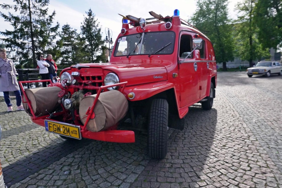 Zlot miłośników klasycznych samochodów w Gorzowie