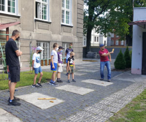 Podwórkowe gry w letniej czytelni w Grudziądzu