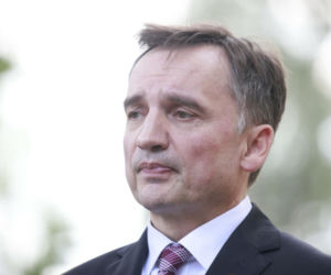 Zbigniew Ziobro nie wraca do Polski. To byłby prezent dla Tuska