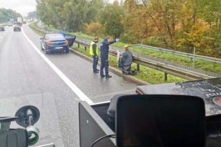 Z krzyżem i chorągiewką szedł NA KOLANACH po autostradzie. Cel? Jasna Góra! [MAMY ZDJĘCIE]