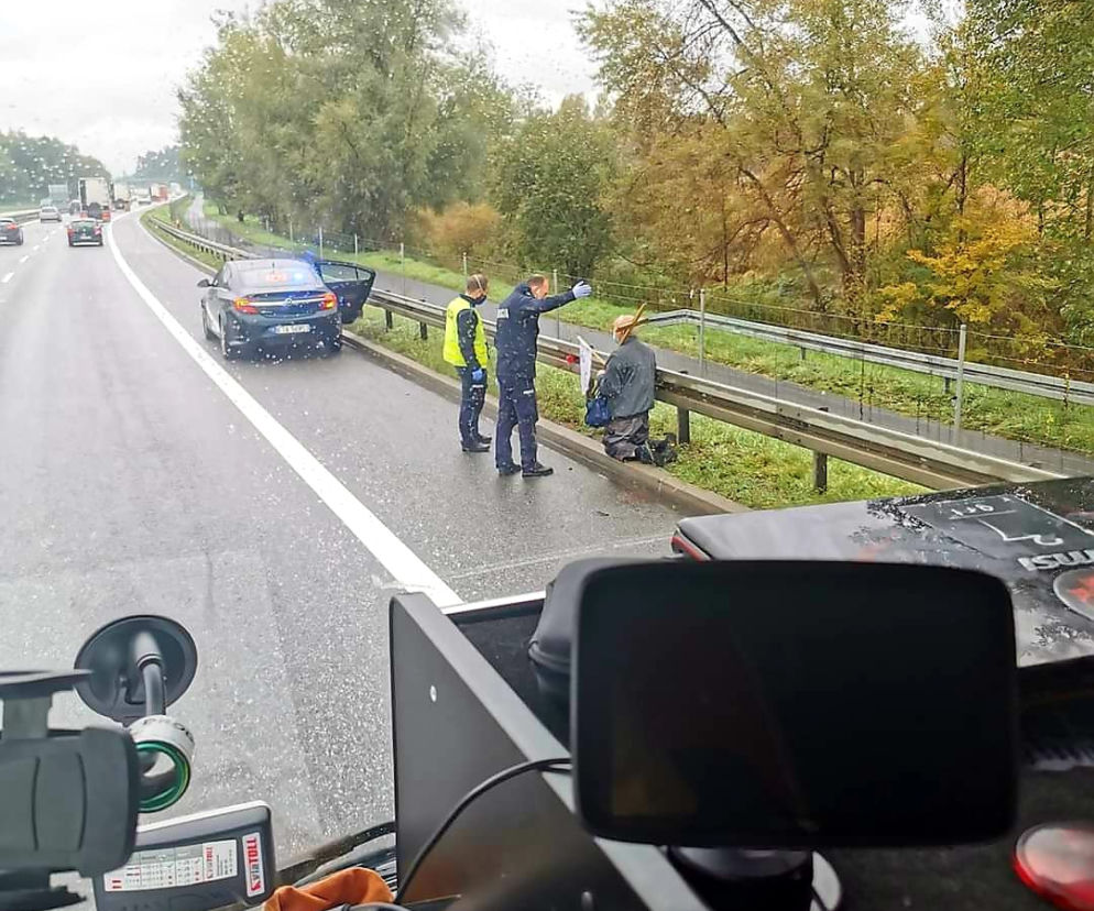 Z krzyżem i chorągiewką szedł na kolanach po autostradzie. Cel? Jasna Góra